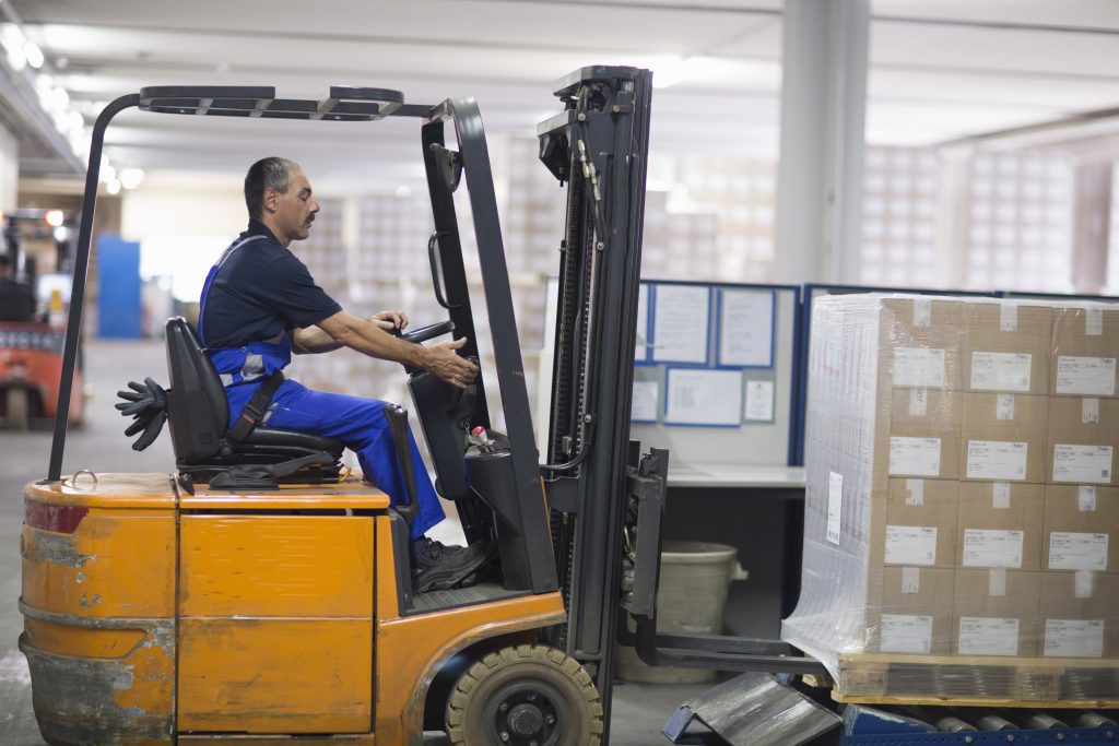 Why Choose a Local Forklift Dealer Over Manufacturers for Forklift Services?